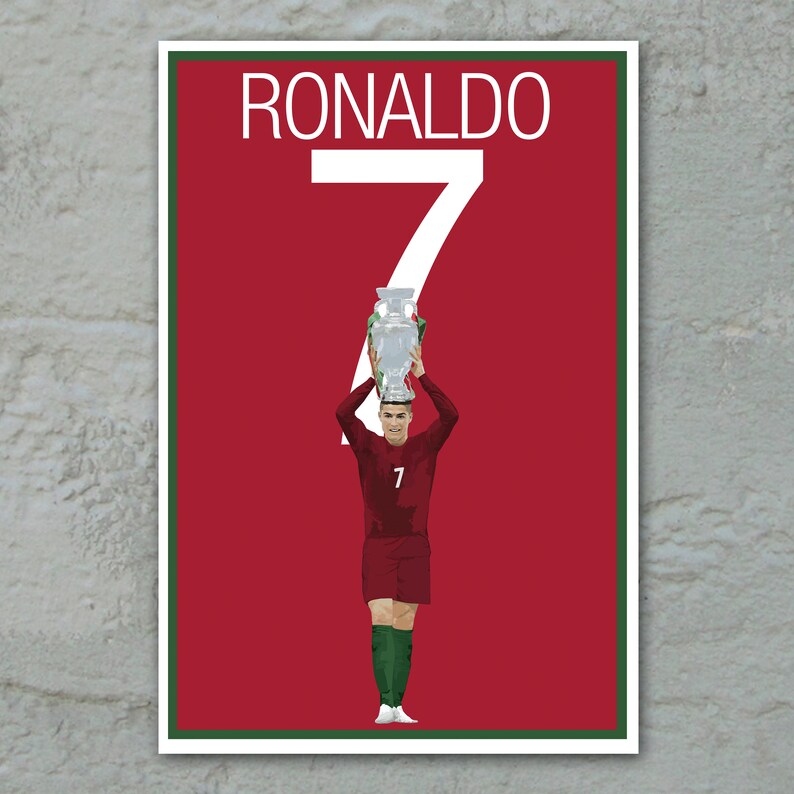 K&ouml;nnte beinhalten: Ein Poster mit einem Fu&szlig;ballspieler in einem weinroten Trikot, der eine Troph&auml;e h&auml;lt. Das Poster tr&auml;gt den Namen "RONALDO" &uuml;ber einer gro&szlig;en wei&szlig;en Zahl "7". Der Hintergrund ist rot mit einem gr&uuml;nen Rand.