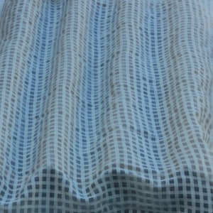 Könnte beinhalten: Ein transparenter Stoff mit einem Gittermuster in Weiß-, Beige- und Grautönen. Der Stoff ist drapiert und erzeugt weiche Falten und Schatten. Der Gesamteffekt ist zart und luftig.