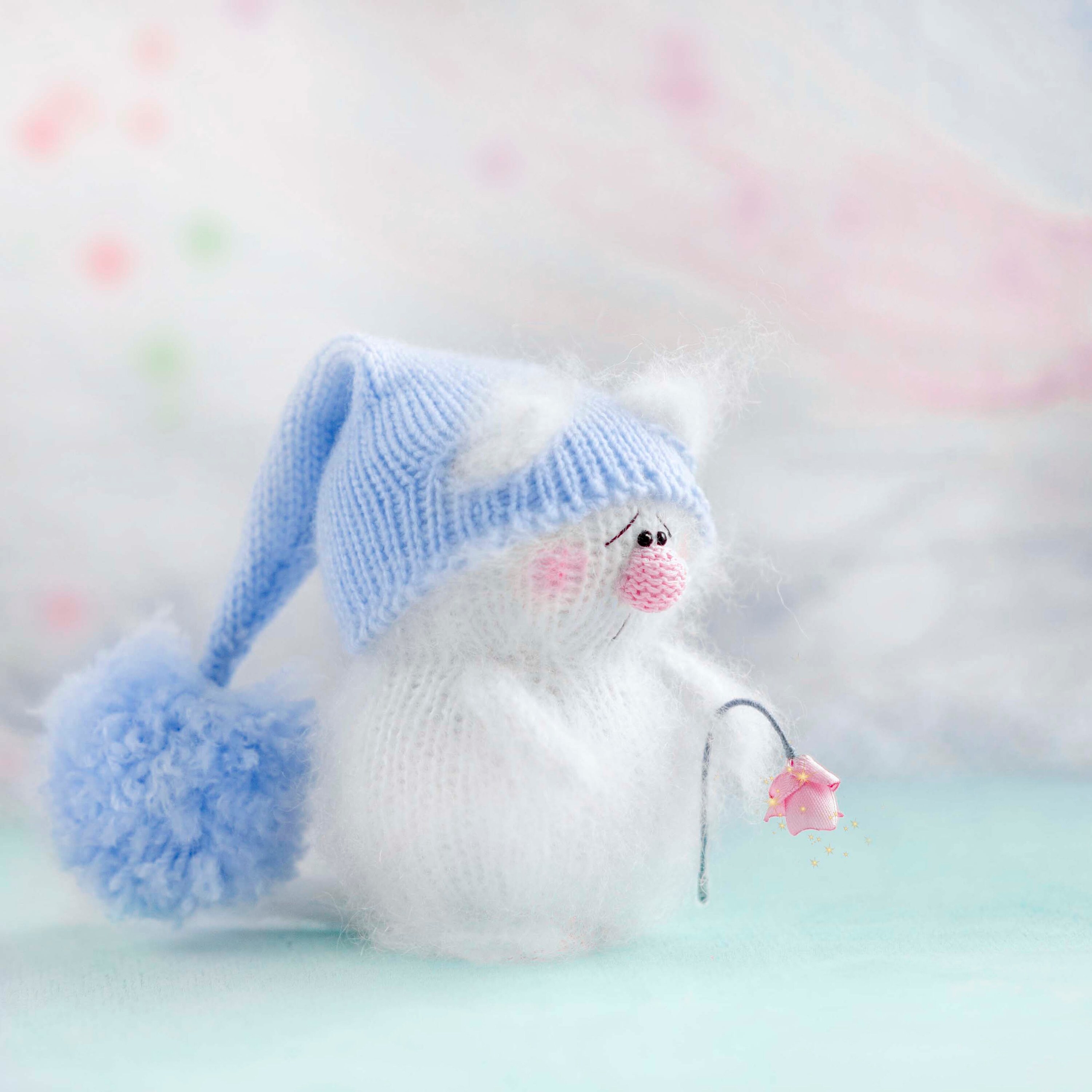 прикольный вязаный кот. игрушка кот спицами. вязаный котик спицами. вязаные игрушки котики. вязаная игрушка кот.