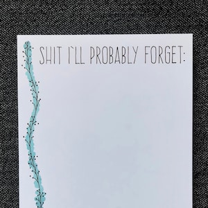 Peut inclure: Bloc-notes blanc avec le texte "SHIT I'LL PROBABLY FORGET:" imprimé en haut. Un motif floral bleu et noir se trouve sur le côté gauche du bloc-notes.
