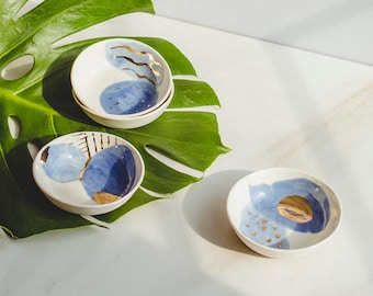 Blue and White Ceramic Ring Dish Modern Ceramics Cute Desk Accessories For Women Coffee Table Decor Catch All Vanity Decor Jewelry Dish