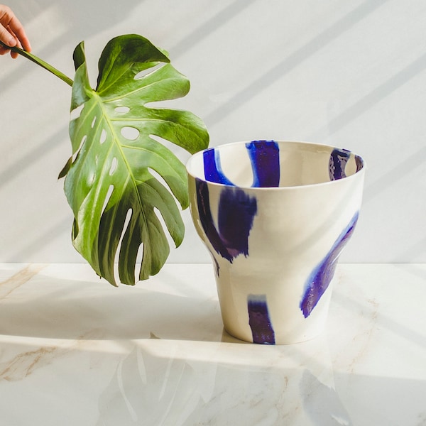 青い筆遣いが美しい手作り陶器の花瓶 - モダンなインテリア