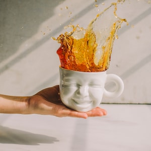 Caneca de café de cerâmica moderna, presente para amantes de café, caneca de rosto, xícara de café de porcelana, presente para novo emprego, acessórios de mesa, presente fofo para namorada, caneca feita à mão