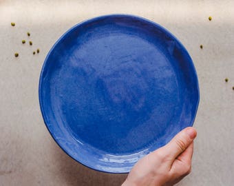 Assiette en porcelaine bleue faite main, assiette à dessert en céramique, assiette à salade artisanale, vaisselle en poterie bleue, vaisselle côtière, cadeau unique fait main
