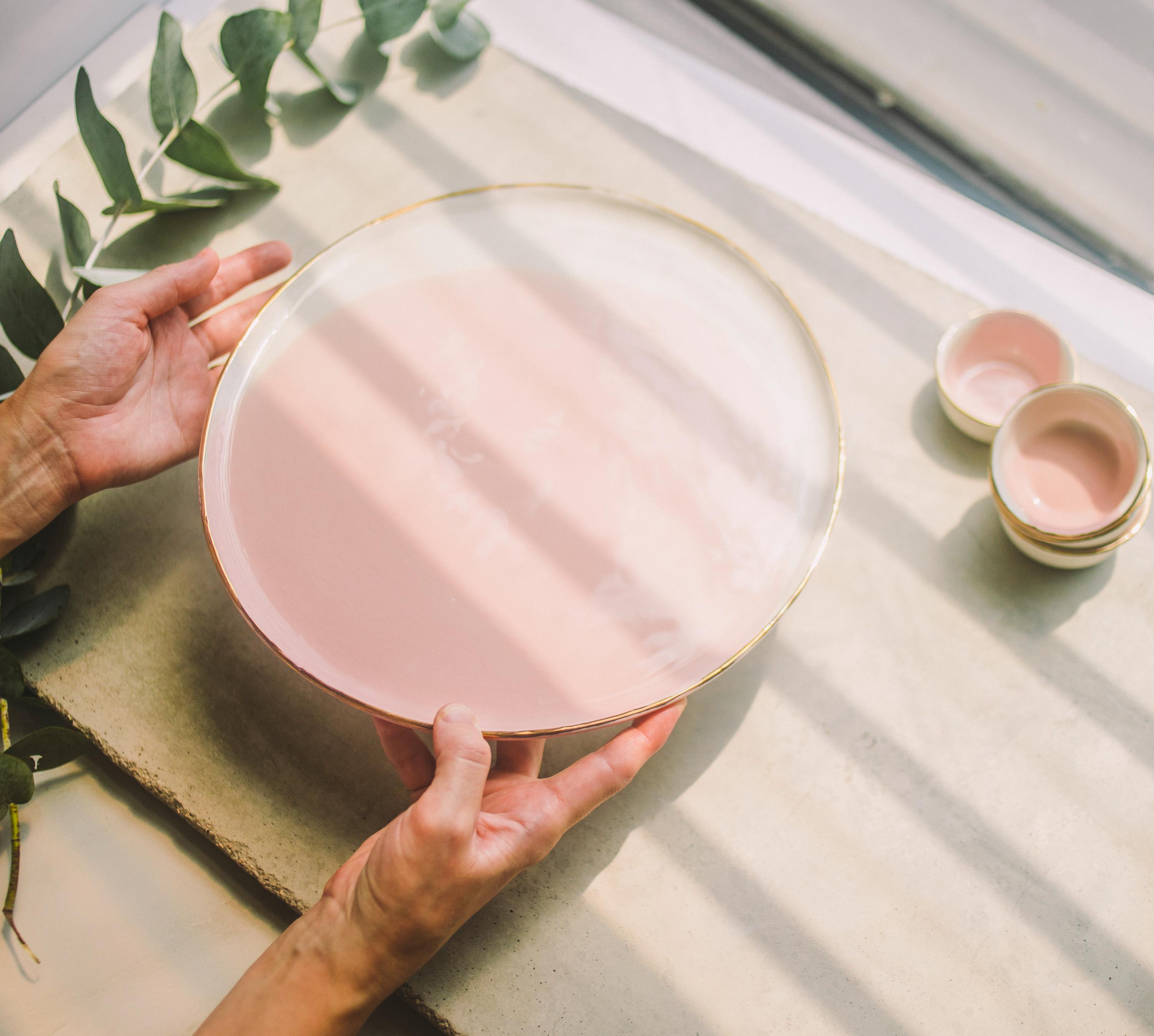 手作りの磁器製セーデルプレート - ピンクの水彩画、金縁のユダヤ教の