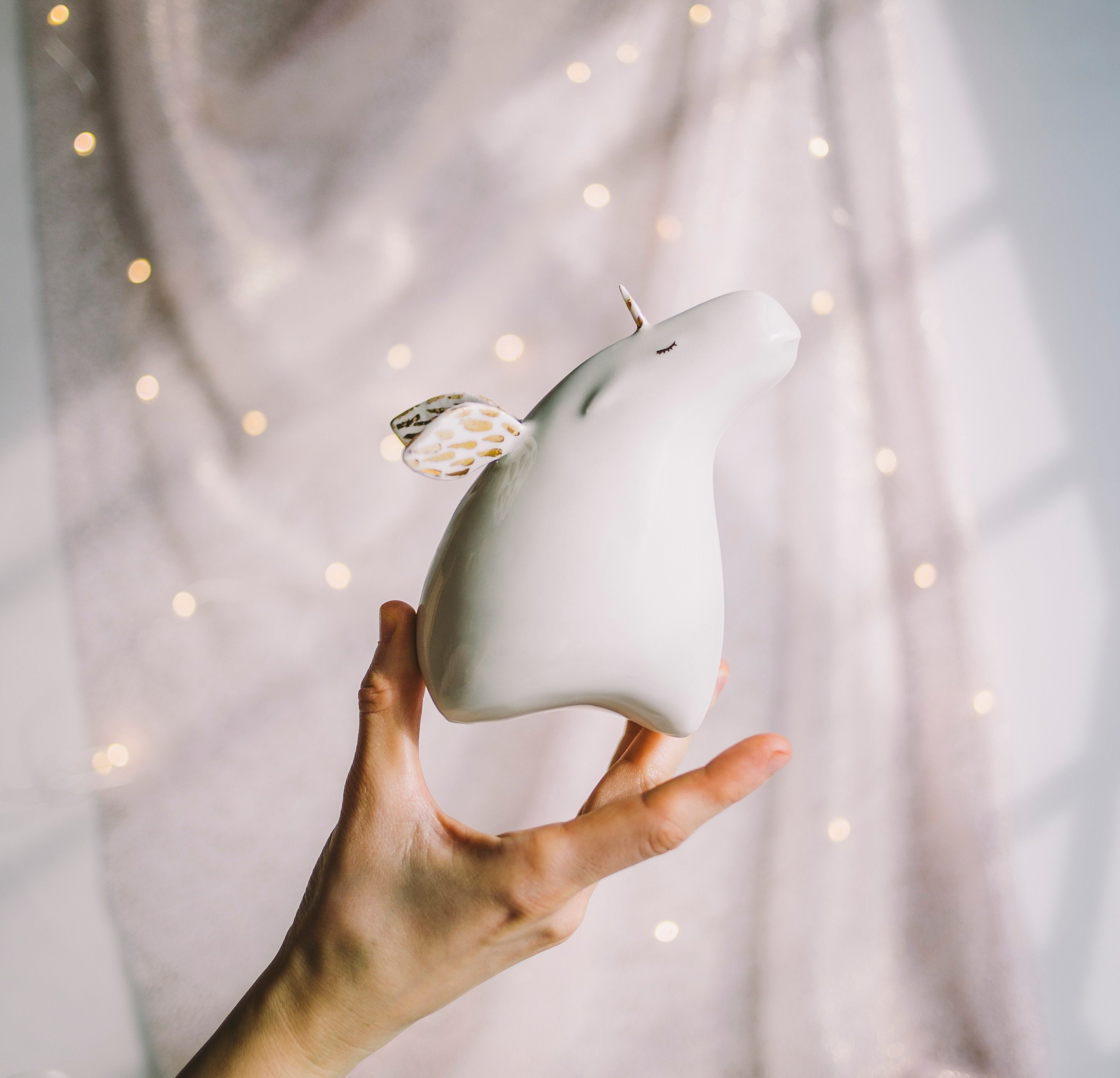 金の翼を持つ磁器製ユニコーンの置物、ファンタジー彫刻 - Etsy 日本