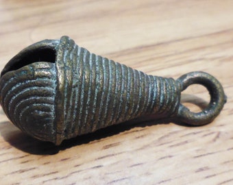 古いナイジェリアのアフリカの真鍮ベルとクラッパー、45 x 20 mm