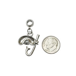 Könnte beinhalten: Ein silberfarbener Charm-Anhänger mit Tauchmaske und Schnorchel, mit einer Schlaufe zum Befestigen an einem Armband oder einer Halskette. Eine Münze dient als Größenvergleich. Der Anhänger ist wahrscheinlich aus Metall.
