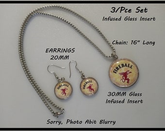 Conjunto de joyería de 3 piezas: Collar Fireball Whisky de 30 mm + Pendientes Fireball Whisky de 20 mm. Pendientes de acero inoxidable y cierres de acero inoxidable.