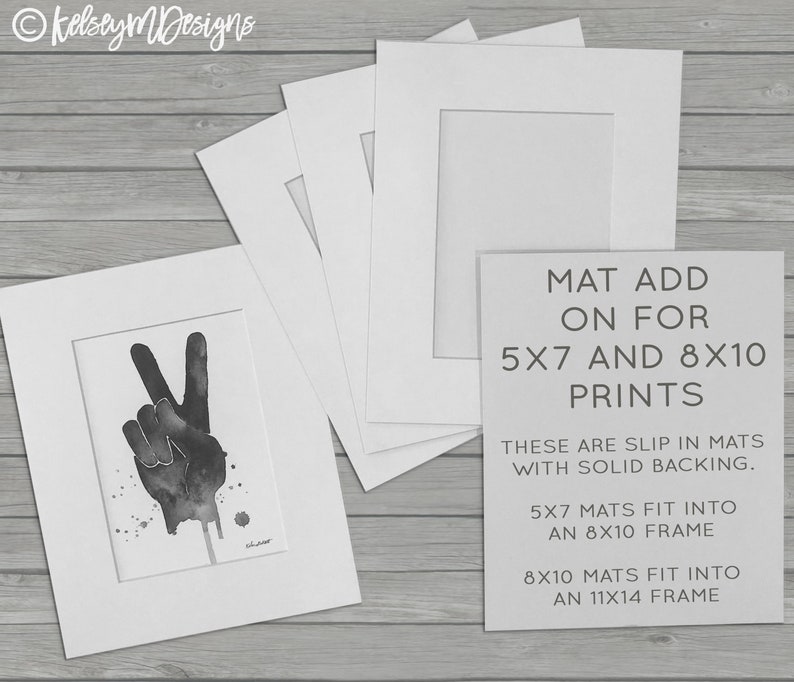 Puede incluir: Cuatro cartulinas blancas con recortes para impresiones de 5x7 y 8x10. El texto en la cartulina dice "MAT ADD ON FOR 5X7 AND 8X10 PRINTS THESE ARE SLIP IN MATS WITH SOLID BACKING. 5X7 MATS FIT INTO AN 8X10 FRAME 8X10 MATS FIT INTO AN 11X14 FRAME"