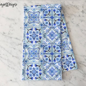 Blauwe mediterrane tegel theedoek, zomerkeukendecor, blauw witte theedoek, Spaans decor, katoenen handdoek meelzak, stranddecor