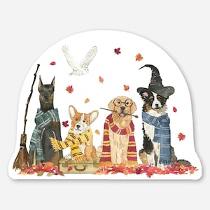 Pode incluir: Uma ilustração fantástica apresenta quatro cães vestidos com trajes de bruxos. Um Doberman com um cachecol verde, um Corgi com um cachecol amarelo sentado numa mala, um Golden Retriever com óculos e uma varinha, e um Border Collie com um chapéu de bruxa.