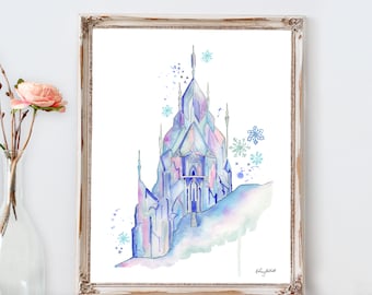 Op de afbeelding: Een aquarel schilderij van een blauw en paars ijs kasteel met een witte achtergrond. Het kasteel staat op een heuvel met een besneeuwd landschap. Het kasteel heeft een puntig dak en veel ramen. Er zijn sneeuwvlokken in de lucht rond het kasteel.