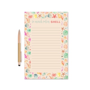 Puede incluir: Un bloc de notas con temática de conchas marinas con un fondo marrón claro y un borde de conchas marinas de colores. El bloc de notas tiene papel rayado y el texto "so much poten-SHELL" en la parte superior.