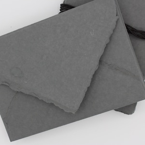 13,5 x 18 cm handgefertigte Umschläge aus Baumwolle mit Büttenrand: Hochwertige Hochzeitseinladung