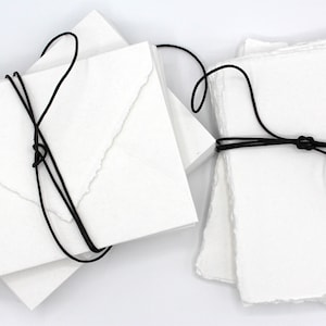 Premium Handmade 5x7 Deckled Edge 300GSM Papier und Umschläge Pack (50 Artikel insgesamt) Perfekt für Hochzeitseinladungen, Kalligraphie und Druck