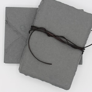 5 "x 7" 300GSM, grau, 25er-Pack 5x7 Büttenrandpapier und Umschläge // Handgemachtes Papier mit Büttenrand // Baumwollpapier, Hochzeitseinladungspapier