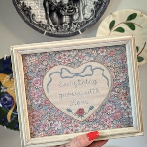 VTG fait main Shabby Chic des années 80/90 broderie ruban bleu tissu art encadré citation oeuvre fleur coeur cadeau de mariage