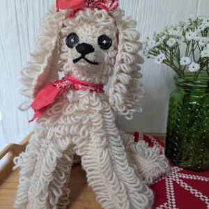 Fil au crochet fait main caniche chien poupée peluche bandana rouge kitsch décoration de chambre shabby chic élégant style grand-mère