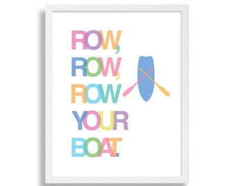Puede incluir: Una impresión colorida con el texto "ROW, ROW, ROW YOUR BOAT" en un arcoíris de colores. Un barco azul con dos remos cruzados está a la derecha del texto.