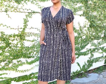 Biologische modal-wikkeljurk: zwart-witte geometrische print, fairtrade