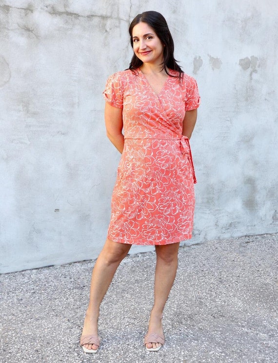 Vestido cruzado de algodón orgánico con estampado floral de caqui