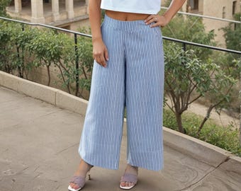 Chambray blauwe en witte krijtstreep biologisch katoenen cropped broek met wijde pijpen: middelhoge taille