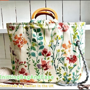Bolsa de verano con estampado floral y asas de madera: organizador para manualidades de punto y ganchillo.