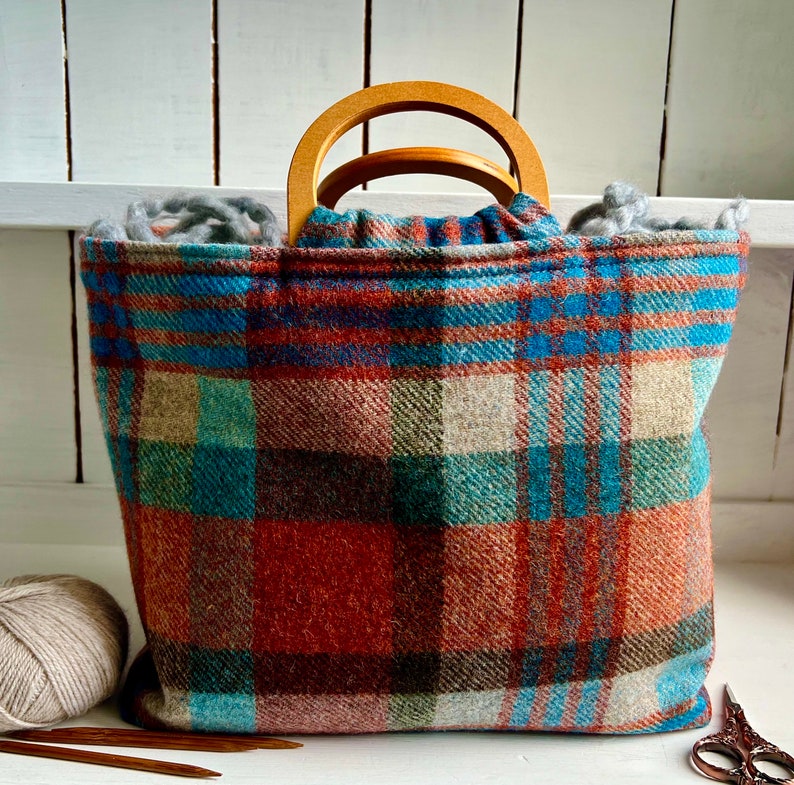British Wool Craft Project Bag With Wooden Handles / Large Project Bag Terracotta Blue Plaid Bag / Retro Style / 9 Internal Pockets Without eyelet