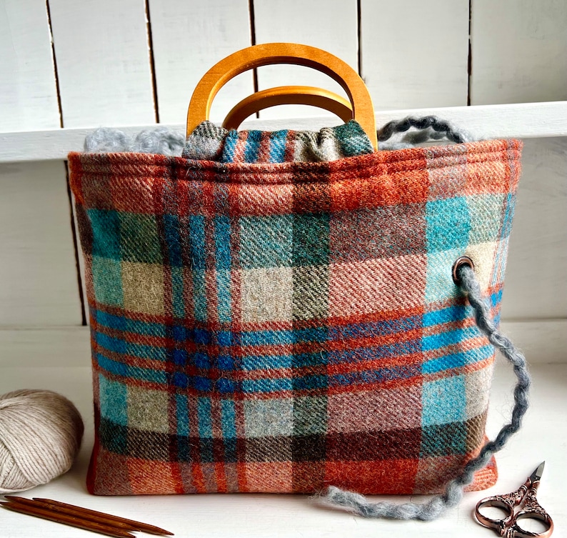 British Wool Craft Project Bag With Wooden Handles / Large Project Bag Terracotta Blue Plaid Bag / Retro Style / 9 Internal Pockets With eyelet