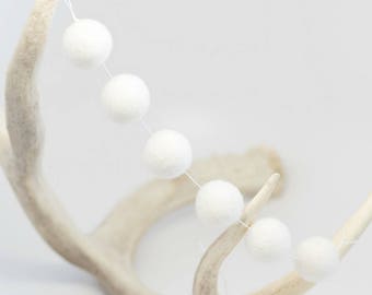 Guirnalda de bolas de fieltro de lana blanca: pancarta de pompones de 2,5 cm