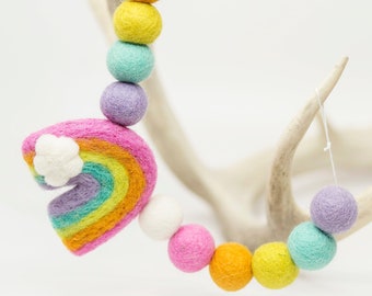 Guirnalda arcoíris de bolas de fieltro: decoración pastel para habitación infantil
