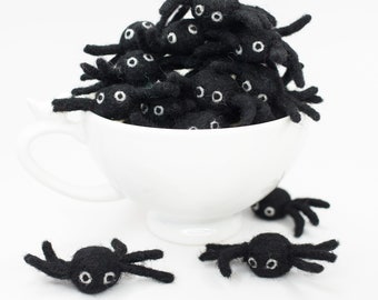 large Felt black Spider -Halloween Garland -Black felt balls -Halloween Decor -Spider Garland -Wool Poms -Mantel Decor -Spooky -Boo -Haunted