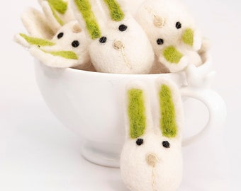 VENTE Boho Lime Green Bunny - Lapin blanc feutré à l'aiguille - Guirlande de lapin - Guirlande de Pâques - Lapin de Pâques - Lapin feutré - Manteau de Pâques