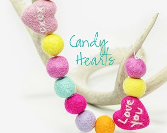 Candy Hearts Garland | Guirlande de la Saint-Valentin | Cœurs ressentis | Bannière de cœur | Rouge et rose | Boule de la Saint-Valentin en feutre Garland | Pompons en feutre de laine