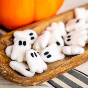 Small White Felt Ghost | Halloween Garland DIY | White Wool Ghost | Halloween Decor | Halloween Mobile l Spooky, Haunted | Wool Ghosts