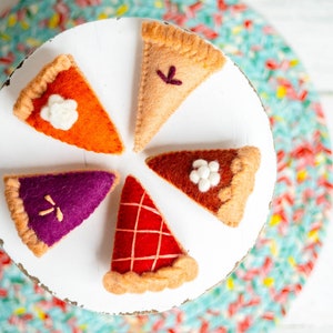 Felt Pie Slice | Thanksgiving Decor | Fall decorating | Pretend Play | Felt Food | Felt Pie Garland DIY | Pumpkin Pie | Apple Pie