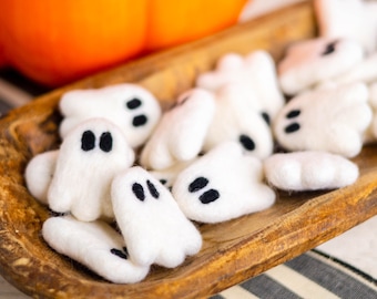 Small White Felt Ghost | Halloween Garland DIY | White Wool Ghost | Halloween Decor | Halloween Mobile l Spooky, Haunted | Wool Ghosts