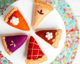 Felt Pie Slice | Thanksgiving Decor | Fall decorating | Pretend Play | Felt Food | Felt Pie Garland DIY | Pumpkin Pie | Apple Pie