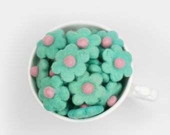 Flores de lana afieltradas a mano: Margaritas aguamarina con pompón rosa - 3,18 cm