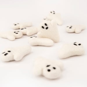 Medium size Felt Ghost -Halloween Garland -White felt ghost -Halloween Decor -Ghost -Halloween Mobile l Decor -Spooky -Haunted -White Ghost