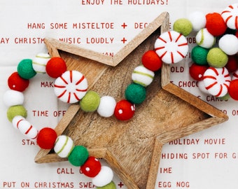 Guirnalda navideña de bolas de fieltro: espiral de menta, rojo, verde y blanco