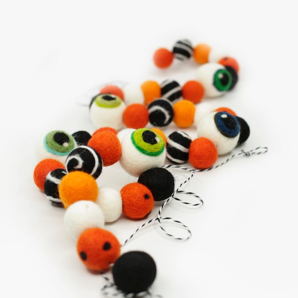 Monster Eyes Halloween Felt Ball Garland -Felt eyeball Garland -Orange Felt Balls -Halloween bunting -Halloween decor  -Fall Decor