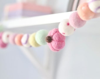 Pastel Pumpkin Garland: Whimsical Felt Autumn Decor