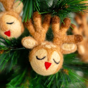 Hand-Felted Wool Reindeer: DIY Christmas Garland Ornament