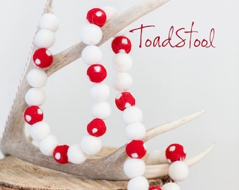 Toadstool Red and White Christmas Garland -Christmas Felt Ball garland -White Felt Balls -Red Felt Balls -Red Mantle decor -Tablescape