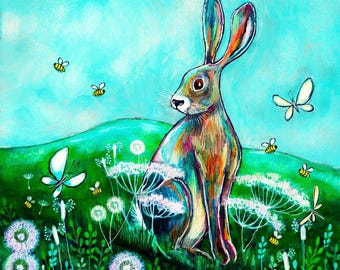 Könnte beinhalten: Ein farbenfrohes Gemälde eines Hasen, der in einem Feld aus weißen Löwenzahnsamen und grünem Gras sitzt. Der Hase hat ein lebhaftes, mehrfarbiges Fell. Die Szene zeigt mehrere kleine Bienen und zwei weiße Schmetterlinge vor einem hellen türkisfarbenen Himmel.