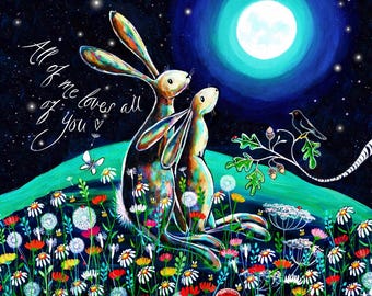 Könnte beinhalten: Ein lebendiges Gemälde von zwei Hasen, die in einem Feld aus bunten Wildblumen unter einem hellen Vollmond stehen. Der Text "All of me loves all of you" ist in weißer Schreibschrift links zu sehen. Die Szene zeigt einen dunkelblauen Nachthimmel.