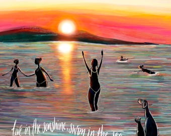 Könnte beinhalten: Ein künstlerisches Gemälde zeigt einen Sonnenuntergang über dem Meer mit schwimmenden Figuren und Hunden am Ufer. Der Himmel wechselt von Blau zu Orange und Rosa. Der Text lautet: "live in the sunshine, swim in the sea, drink in the wild air..."