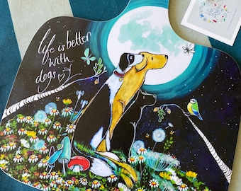 Könnte beinhalten: Ein dekoratives Schneidebrett mit einer farbenfrohen Illustration von zwei Hunden, die unter einem großen Mond in einem Gänseblümchenfeld sitzen. Der Text "life is better with dogs" ist in weißer Schrift zu sehen. Ein kleiner blauer Vogel und Pilze sind abgebildet.